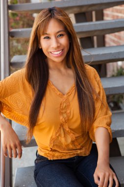 şirin Filipinli kadın açık havada.