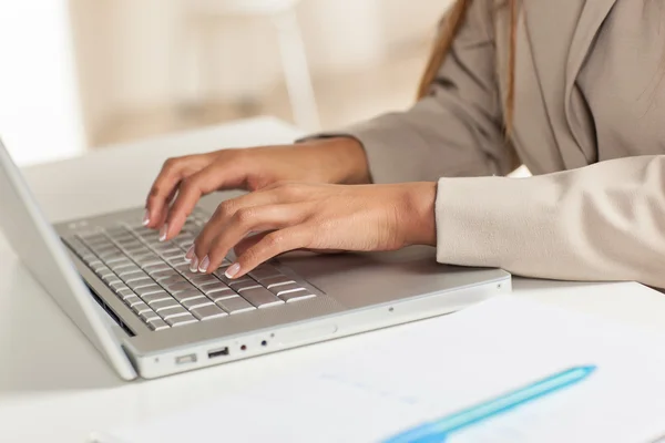 Attraktive philippinische Frau bei der Arbeit. — Stockfoto