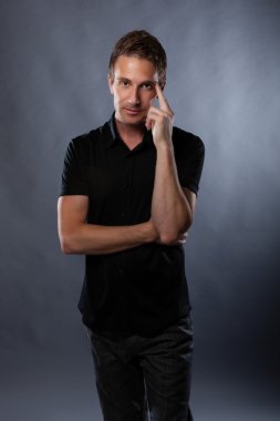 yakışıklı bir adam gri arka plan üzerinde