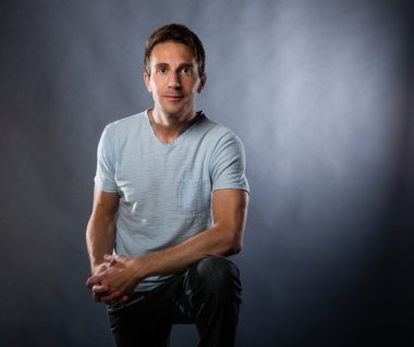 sevimli beyaz adam gri arka plan üzerinde