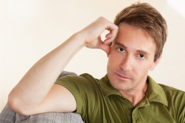 Yakışıklı beyaz adam evde