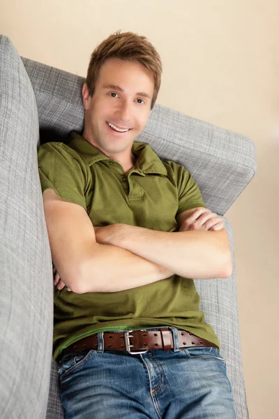 Bonito homem branco em casa — Fotografia de Stock