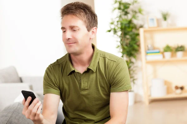 Bonito homem branco em casa — Fotografia de Stock