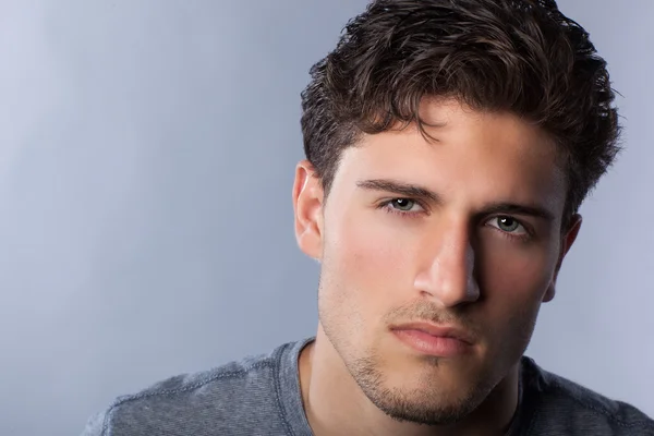 Hermoso hombre blanco en el estudio . — Foto de Stock