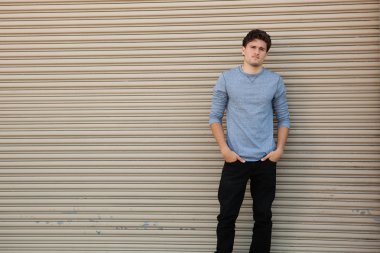 kentsel ortamda açık havada seksi bir adam.