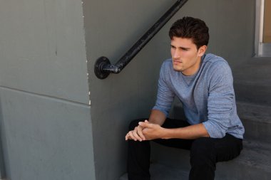 kentsel ortamda açık havada seksi bir adam.