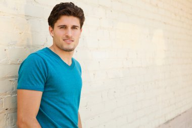 kentsel ortamda açık havada seksi bir adam.