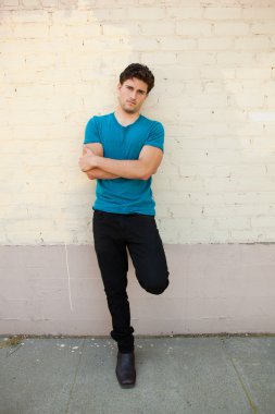 kentsel ortamda açık havada seksi bir adam.