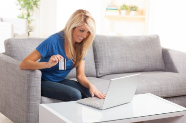 mutlu kadın online alışveriş.
