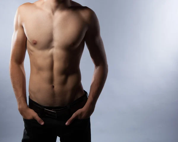 Sexig topless man med muskler i studio. — Stockfoto