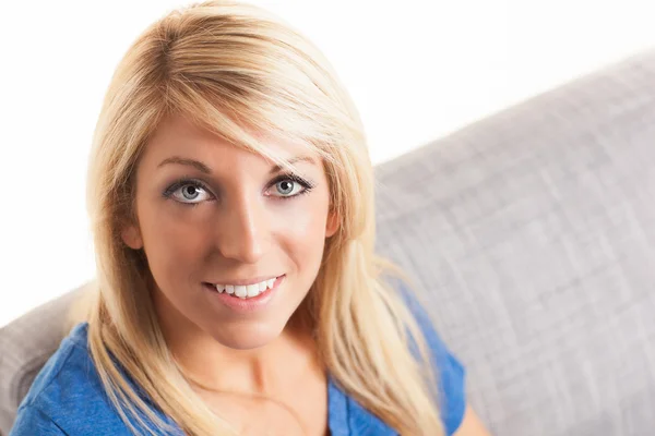 Cute white woman relaxing on couch — Stock Photo, Image