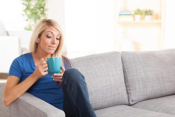 Leuke vrouw koffie drinken — Stockfoto