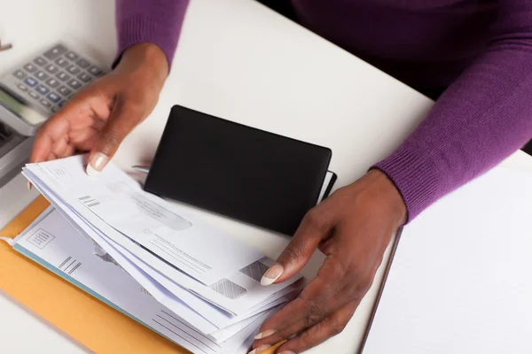 Ziemlich afrikanisch amerikanisch frau working im büro — Stockfoto