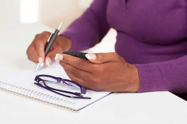 Ziemlich afrikanisch amerikanisch frau working im büro — Stockfoto