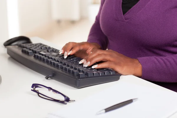 Mujer afroamericana bastante trabajando en la oficina —  Fotos de Stock