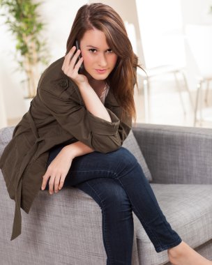 evde rahatlatıcı çekici beyaz kadın