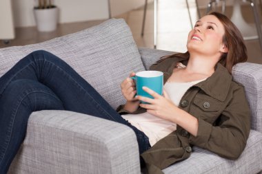 evde güzel bir kadın