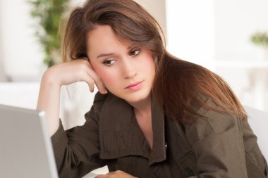 iş yerinde sevimli beyaz kız