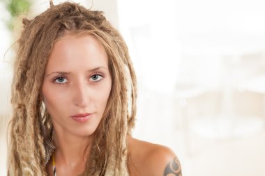 dreadlocks ile çarpıcı beyaz kadın