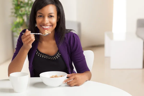 Aantrekkelijke Afrikaanse Amerikaan eten ontbijt — Stockfoto