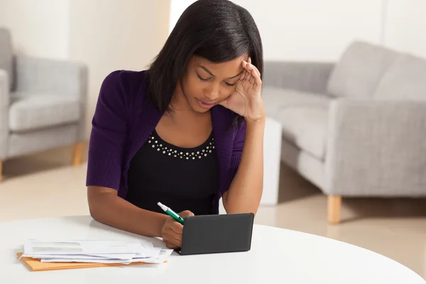 Roztomilá mladá černá žena dělá finance — Stock fotografie