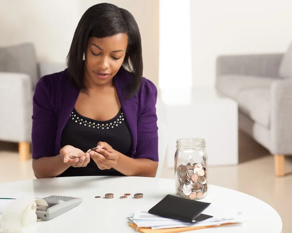 Bonito jovem preto feminino fazendo finanças — Fotografia de Stock