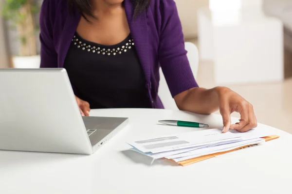 Lindo joven negro hembra haciendo finanzas — Foto de Stock