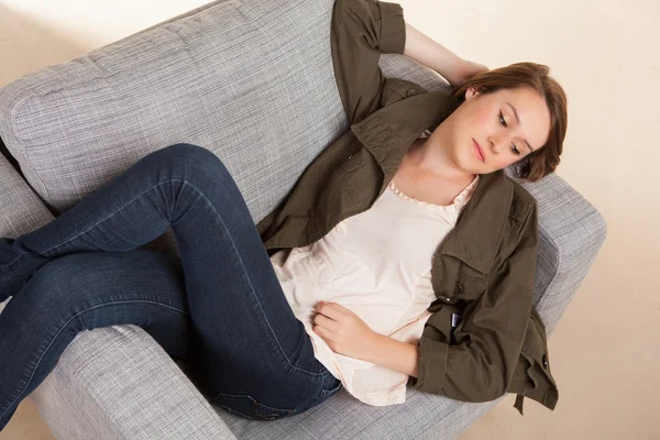 Attraktive weiße Frau entspannt sich zu Hause — Stockfoto