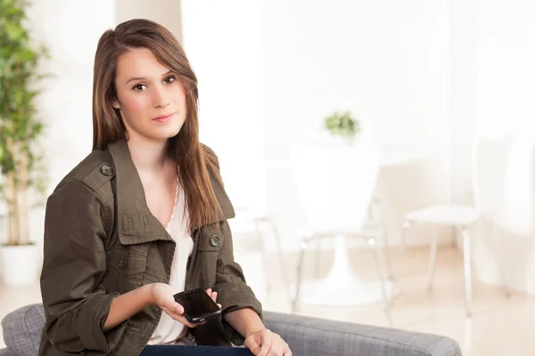 Atractiva mujer blanca relajándose en casa — Foto de Stock