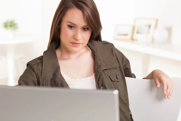 Mignon caucasien fille au travail — Photo