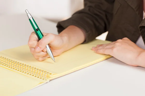 Carino ragazza caucasica al lavoro — Foto Stock