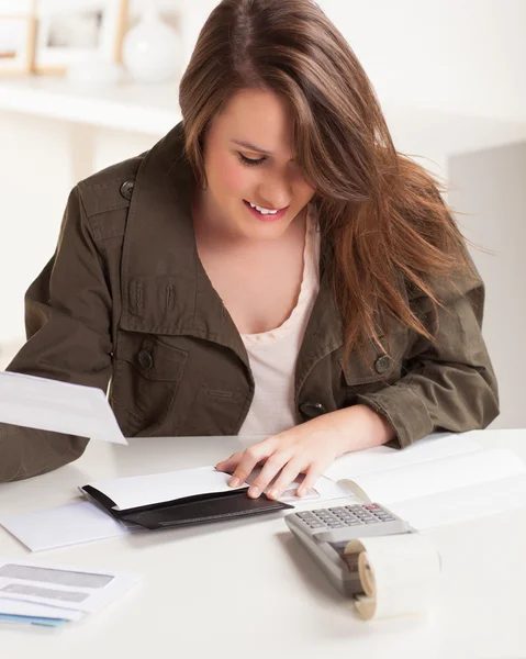 Niedliche kaukasische Mädchen bei der Arbeit — Stockfoto