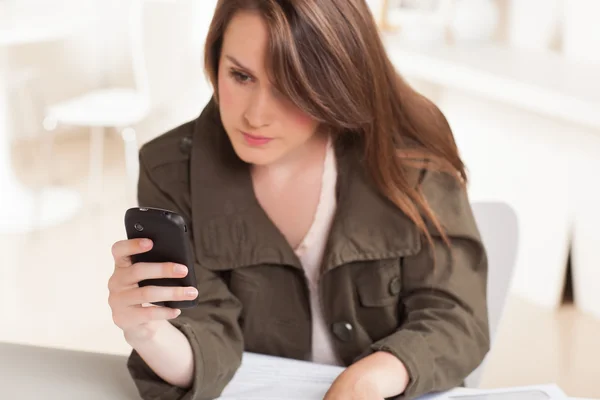 Mignon caucasien fille au travail — Photo