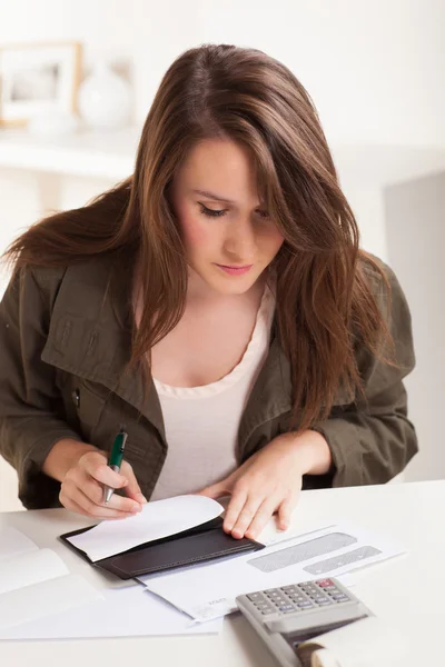 Mignon caucasien fille au travail — Photo