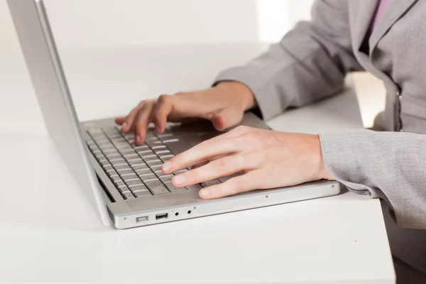 Belle femme blanche au travail — Photo