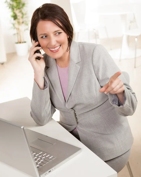 Mulher branca bonita no trabalho — Fotografia de Stock