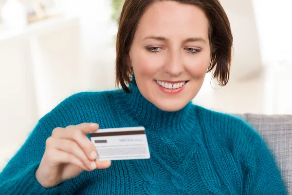 Mooie vrouw thuis het dragen van blauw shirt. — Stockfoto