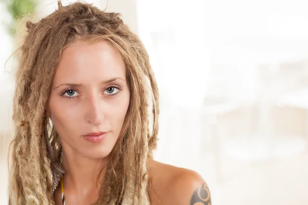 ドレッドヘアを持つ見事な白人女性 — ストック写真