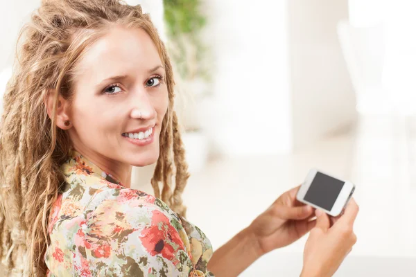 Prachtige witte vrouw met dreadlocks — Stockfoto