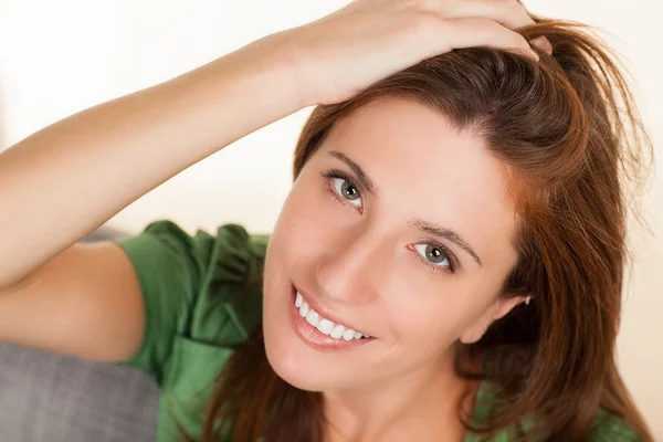 Mulher bonita com cabelo castanho. — Fotografia de Stock