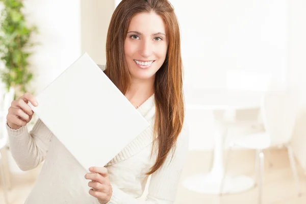 Mulher bonito com sinal em branco . — Fotografia de Stock