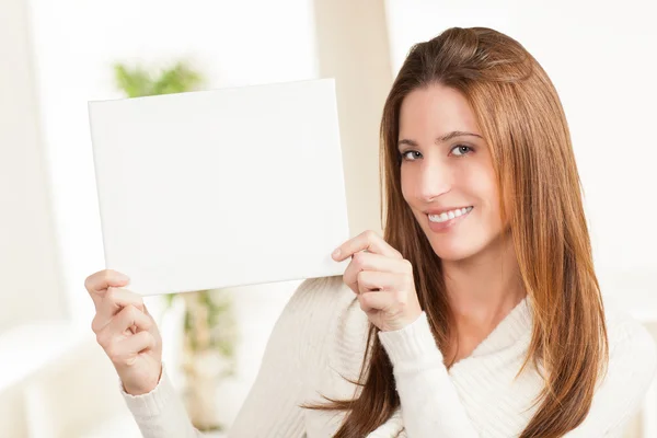 Niedliche Frau mit leerem Schild. — Stockfoto