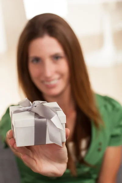 Niedliche Frau mit Geschenk — Stockfoto