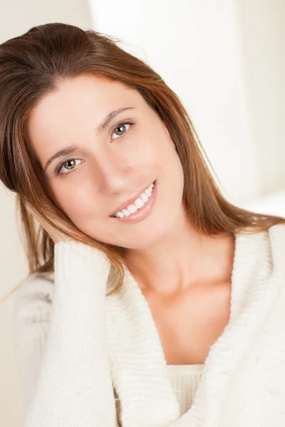 Ohromující žena nosí bílý svetr — Stock fotografie