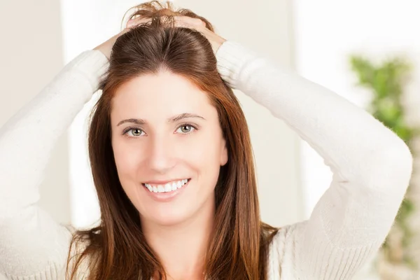 Prachtige vrouw dragen witte trui — Stockfoto