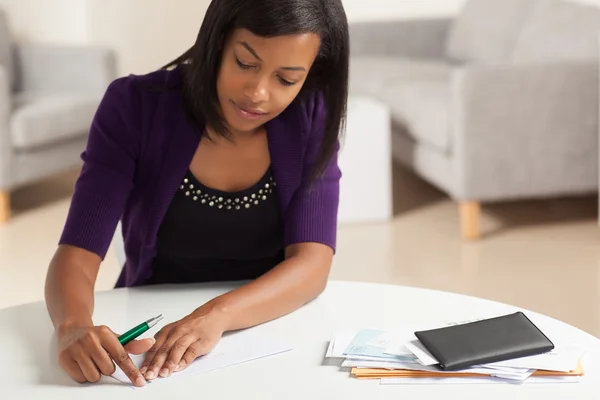 Lindo joven negro hembra haciendo finanzas Imagen de archivo