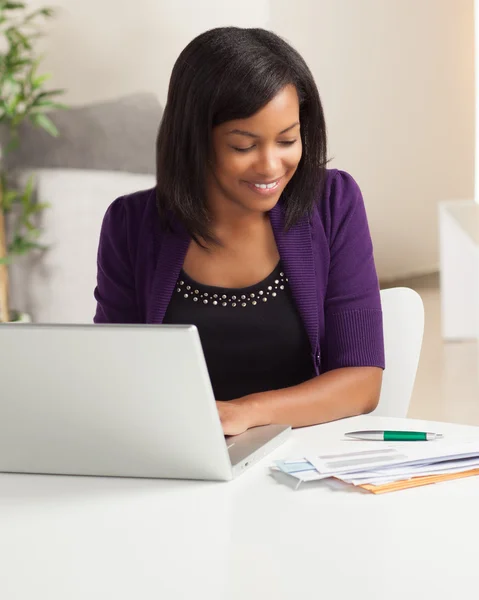 Lindo joven negro hembra haciendo finanzas Imagen de archivo