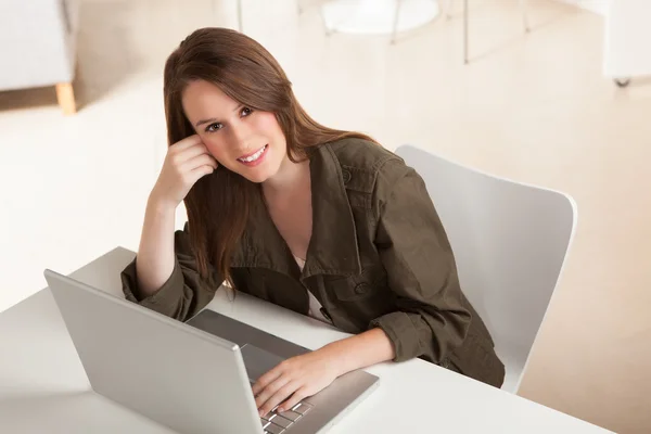 Menina branca bonito no trabalho Fotos De Bancos De Imagens Sem Royalties