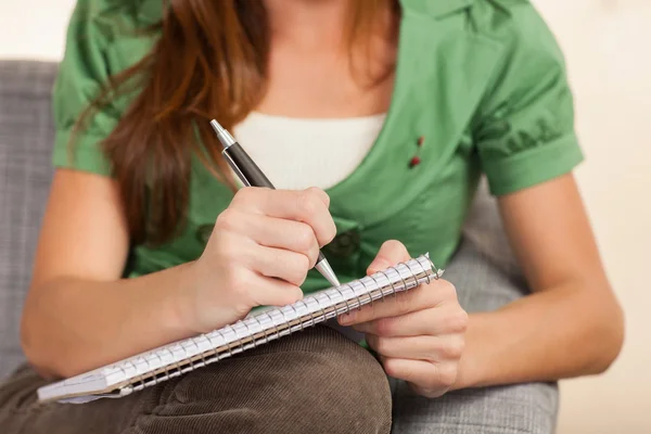 Mignon fille écriture sur papier Images De Stock Libres De Droits