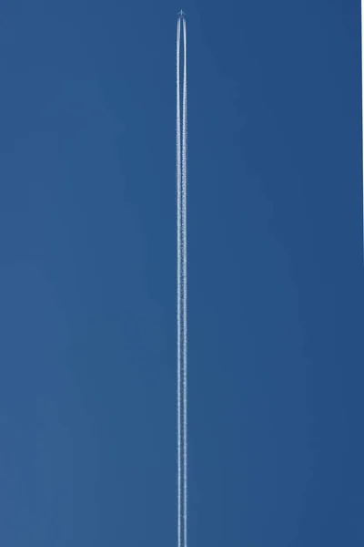 青空を背景に旅客機の飛行 — ストック写真